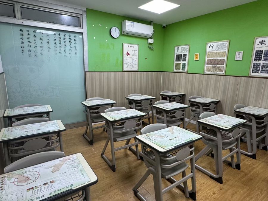 练字店加盟还是自营-正心格练字标准教室单人桌椅与书写要领挂图实拍