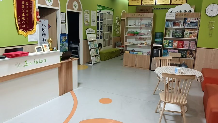 练字店加盟还是自营-正心格练字前厅品牌墙教材展示柜与荣誉牌实拍