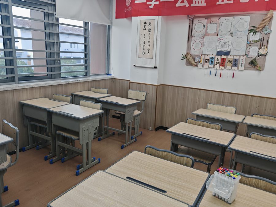 练字店加盟还是自营-正心格练字课堂实景与学员作品展示墙实拍