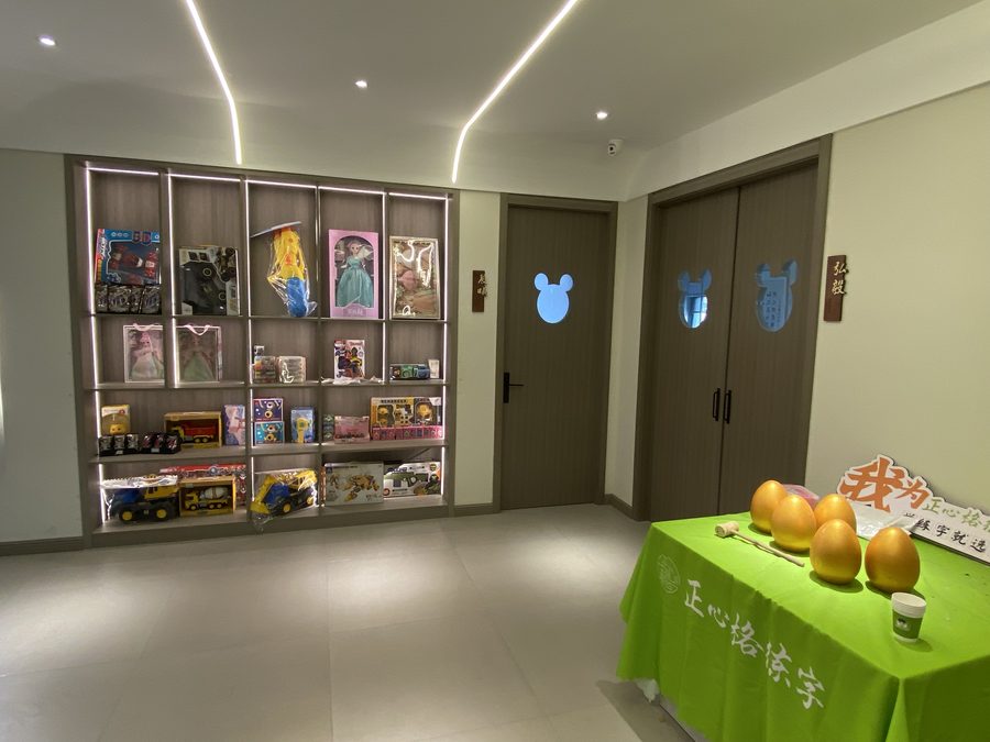 练字加盟扶持-标准化教室桌椅与作品墙-师训支持教学空间标准化双重证据