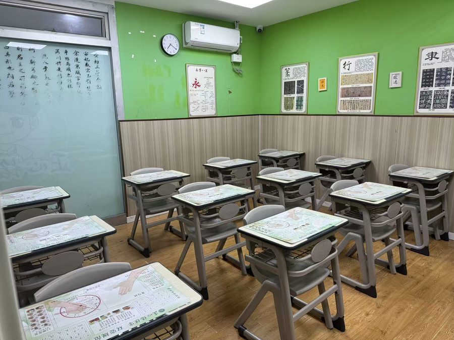 练字误区-破解海量练字-正心格绿墙永字八法大字桌垫八座桌椅时钟特写