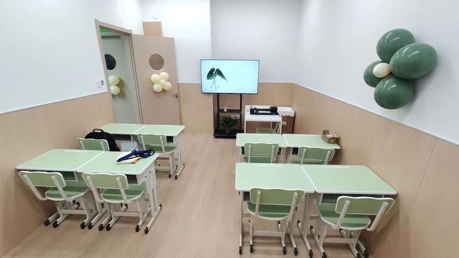 练字学校怎么开-正心格练字标准教室12人桌椅与电视教学屏实拍