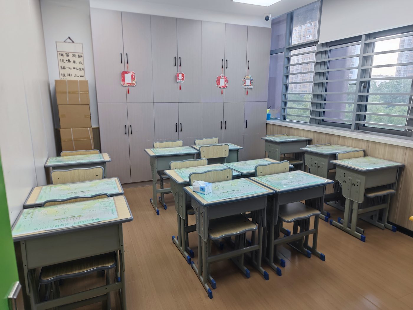练字用田字格还是米字格区别在哪|正心格练字课堂教学场景