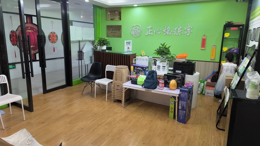 书法和美术加盟哪个好-资产模式对比-正心格练字前厅绿色品牌墙100㎡标准校实拍
