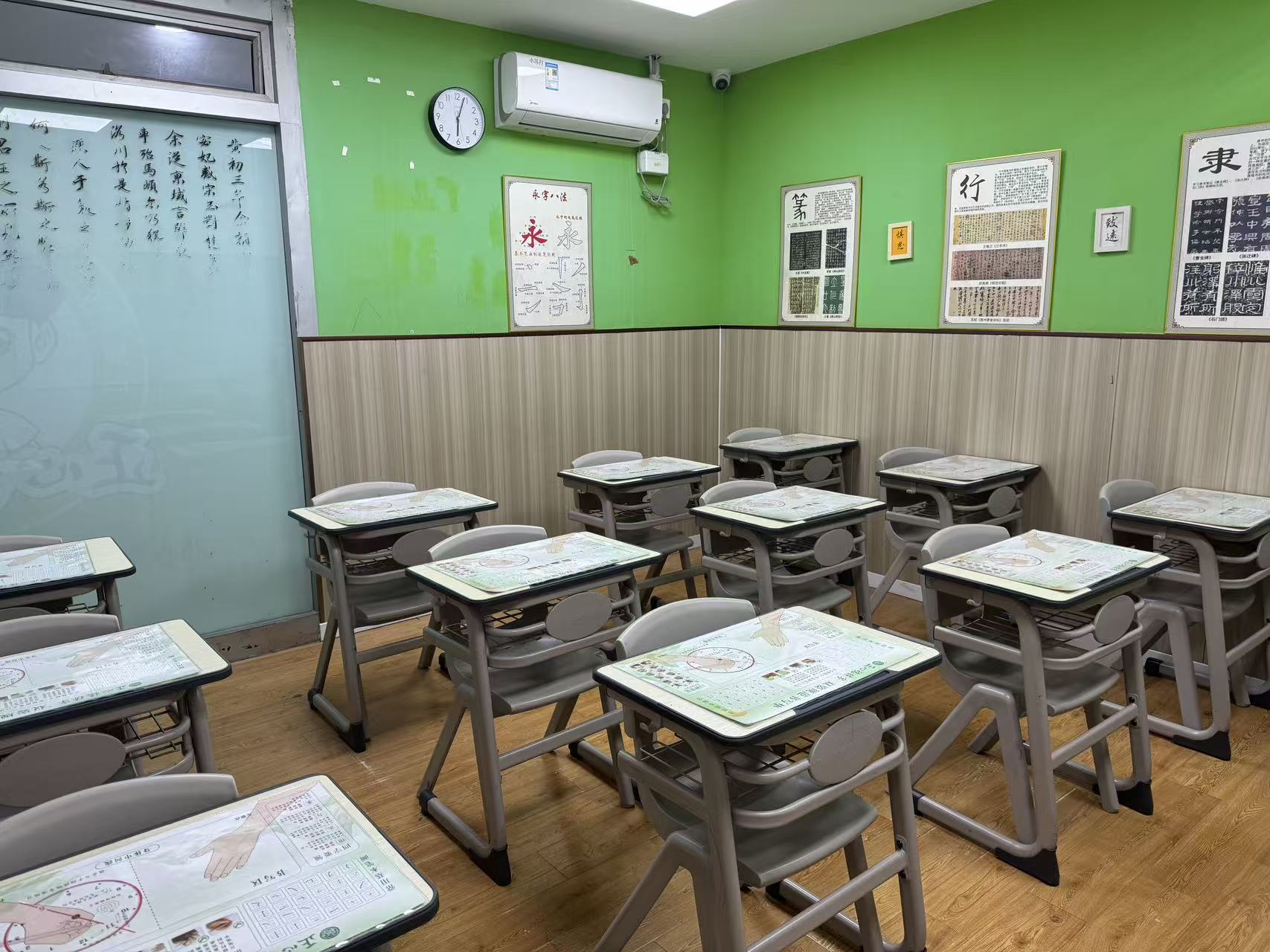 练字加盟多少钱-标准化教室内景实拍-绿墙品牌色+统一课桌椅